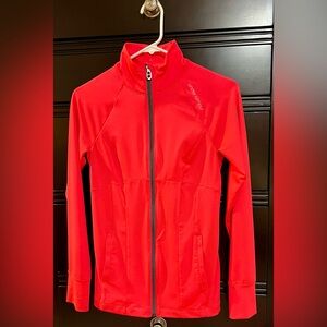 Women’s Under Armour all season gear zip up. Semi fitted. Like new.